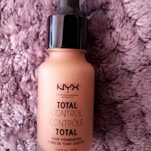 NYX TOTAL CONTROL DROP FOUNDATION
